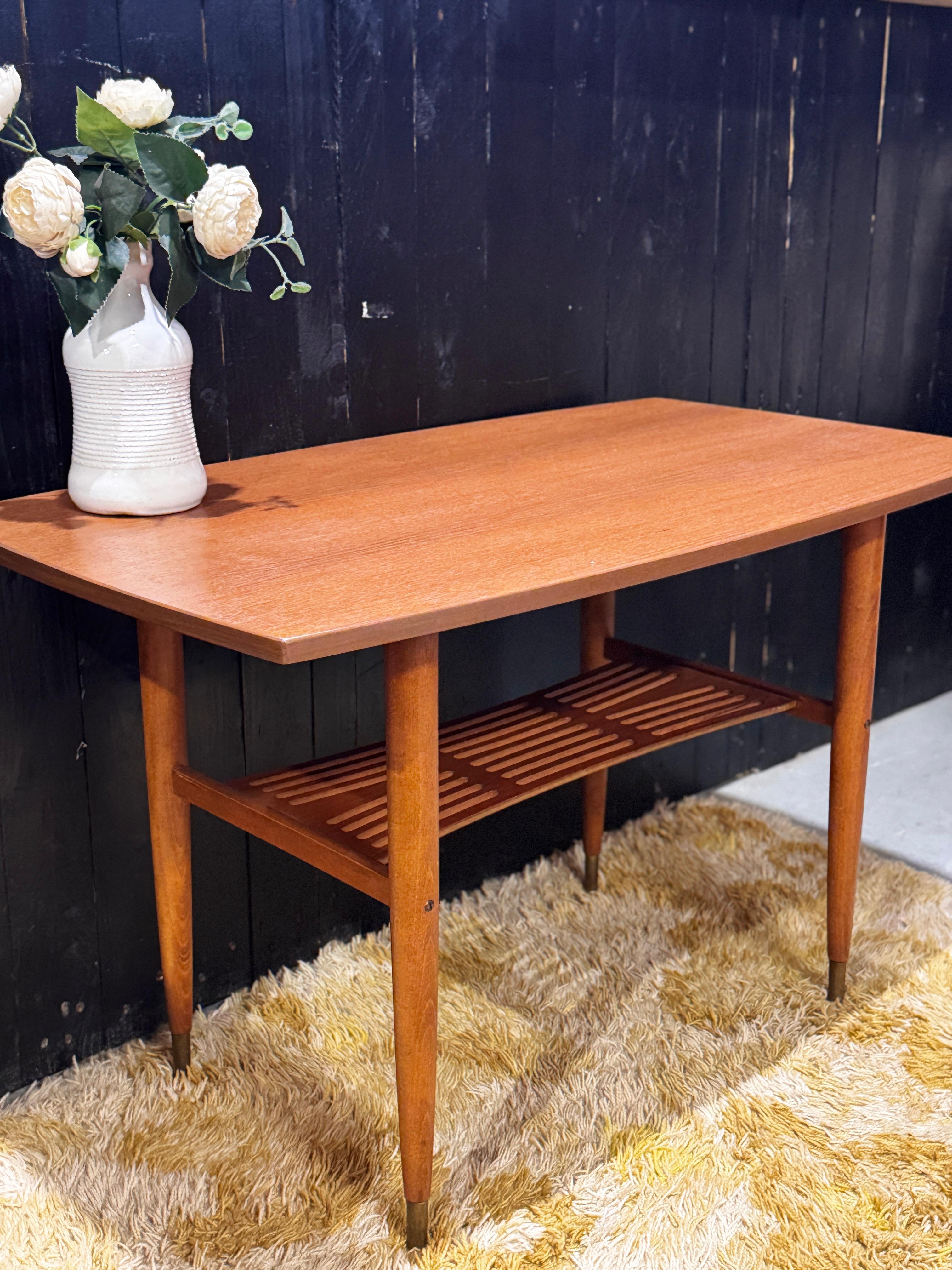 Mid-century stila žurnālgaldiņš ar plauktiņu