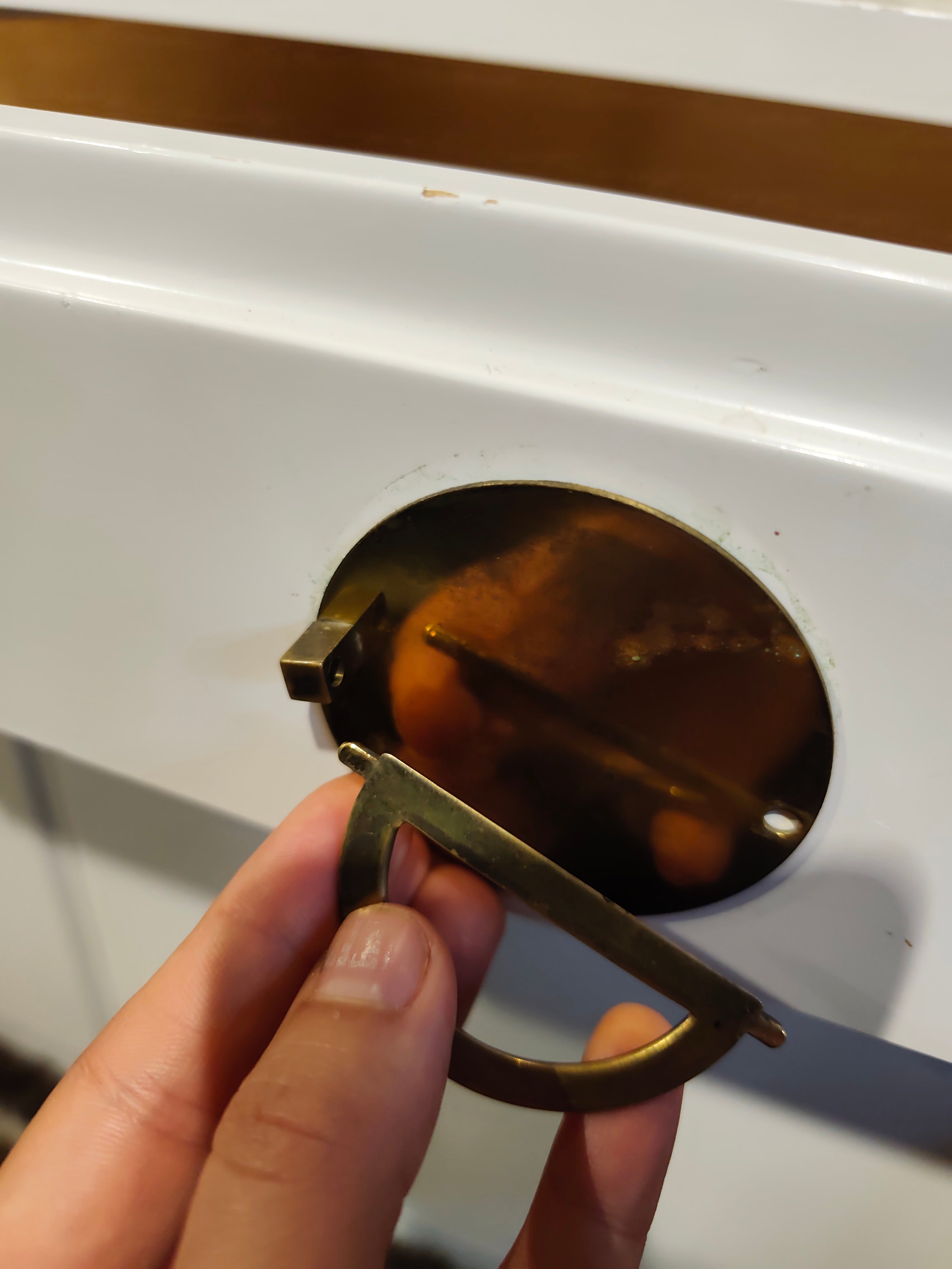 Balti krāsota masīvkoka bufete