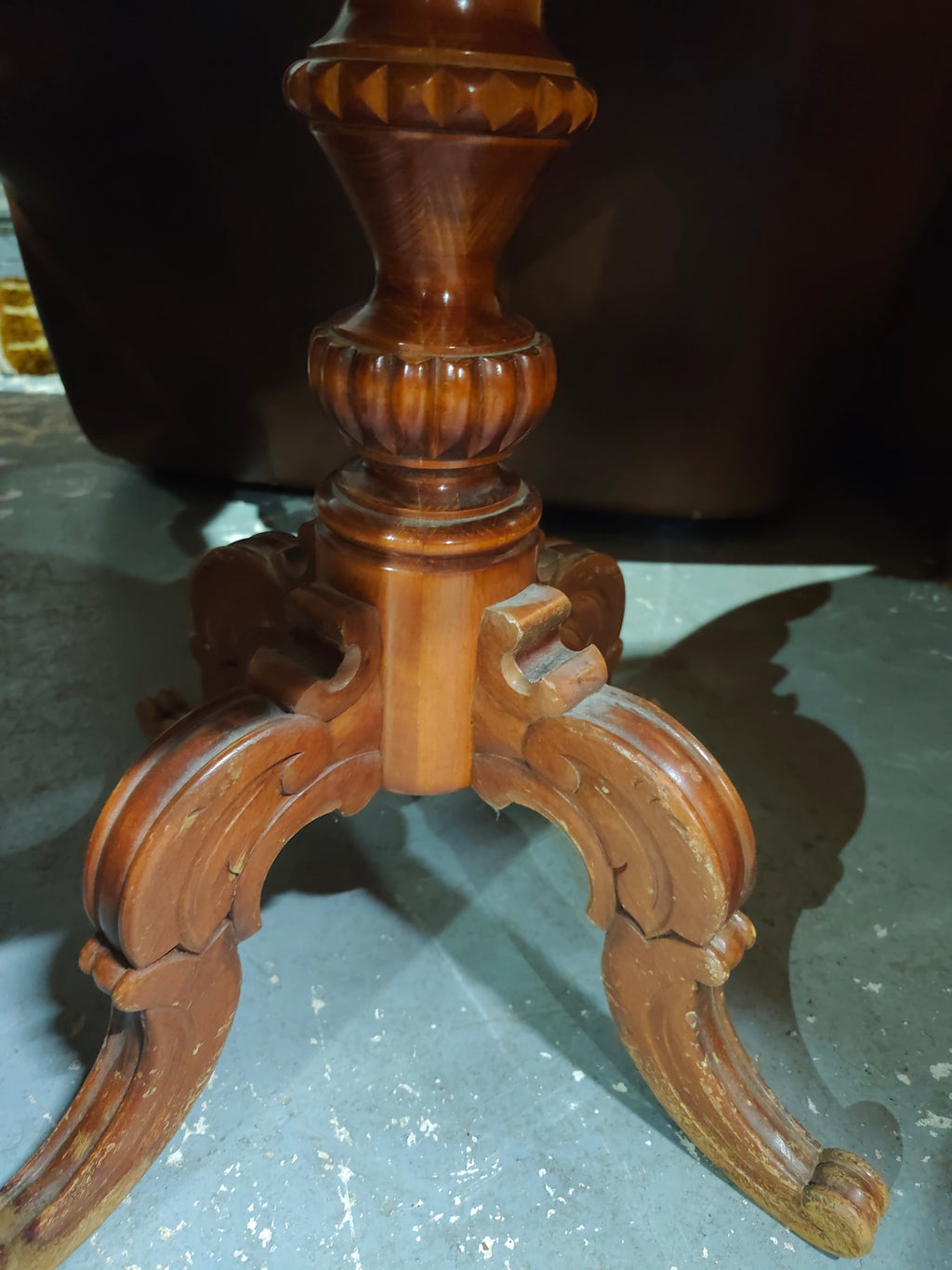 Burl veneer accent table with pedestal base