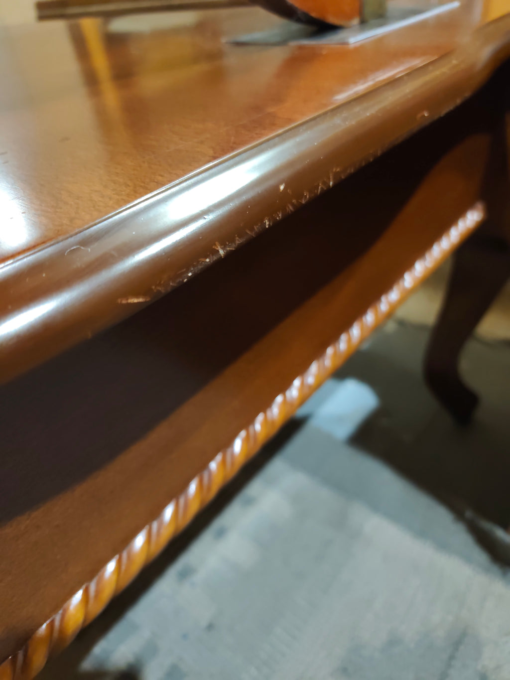 Klasiska stila žurnālgaldiņš ar atvilktni